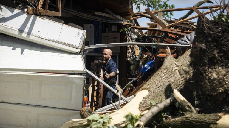 Injured people and destroyed houses by tornadoes in the suburbs of Chicago (video)