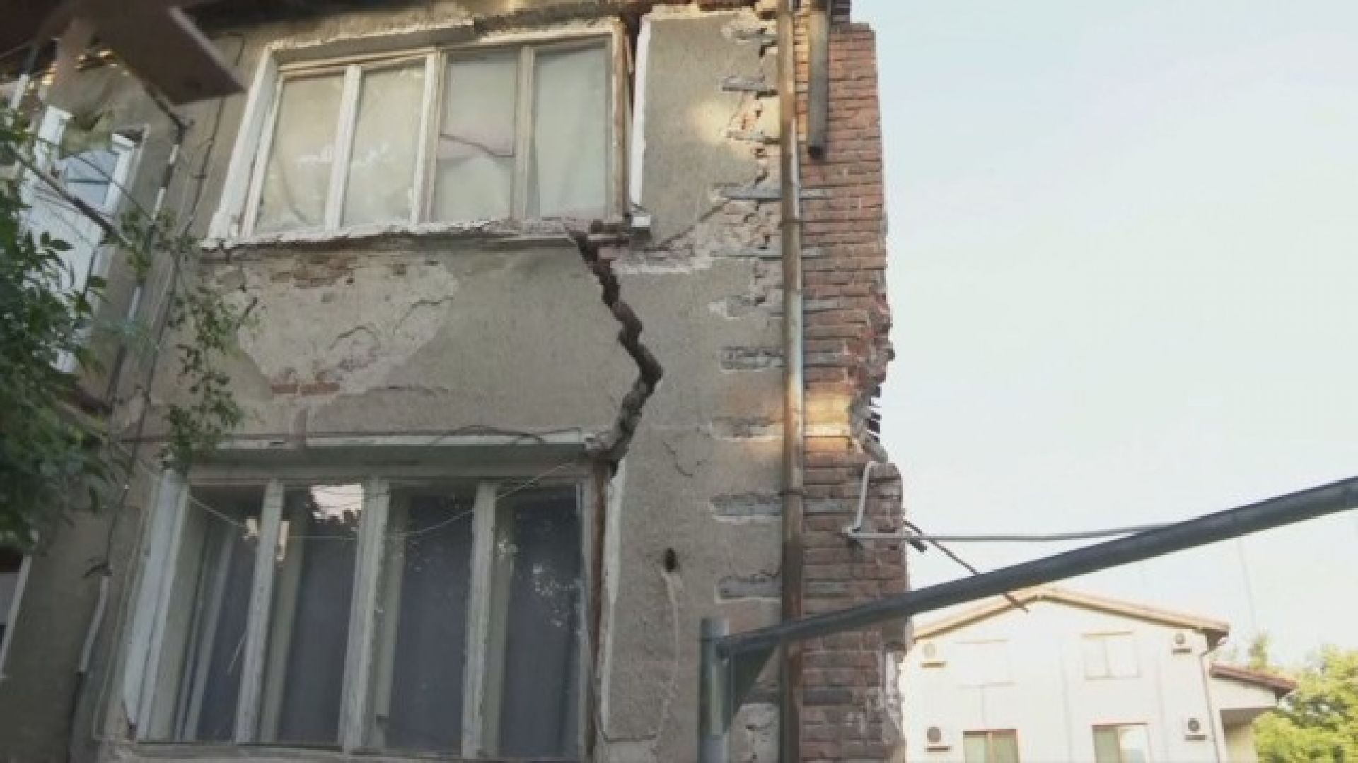 Пред срутване: Евакуираха къща, която се наклони на една страна заради изкоп в Пловдив