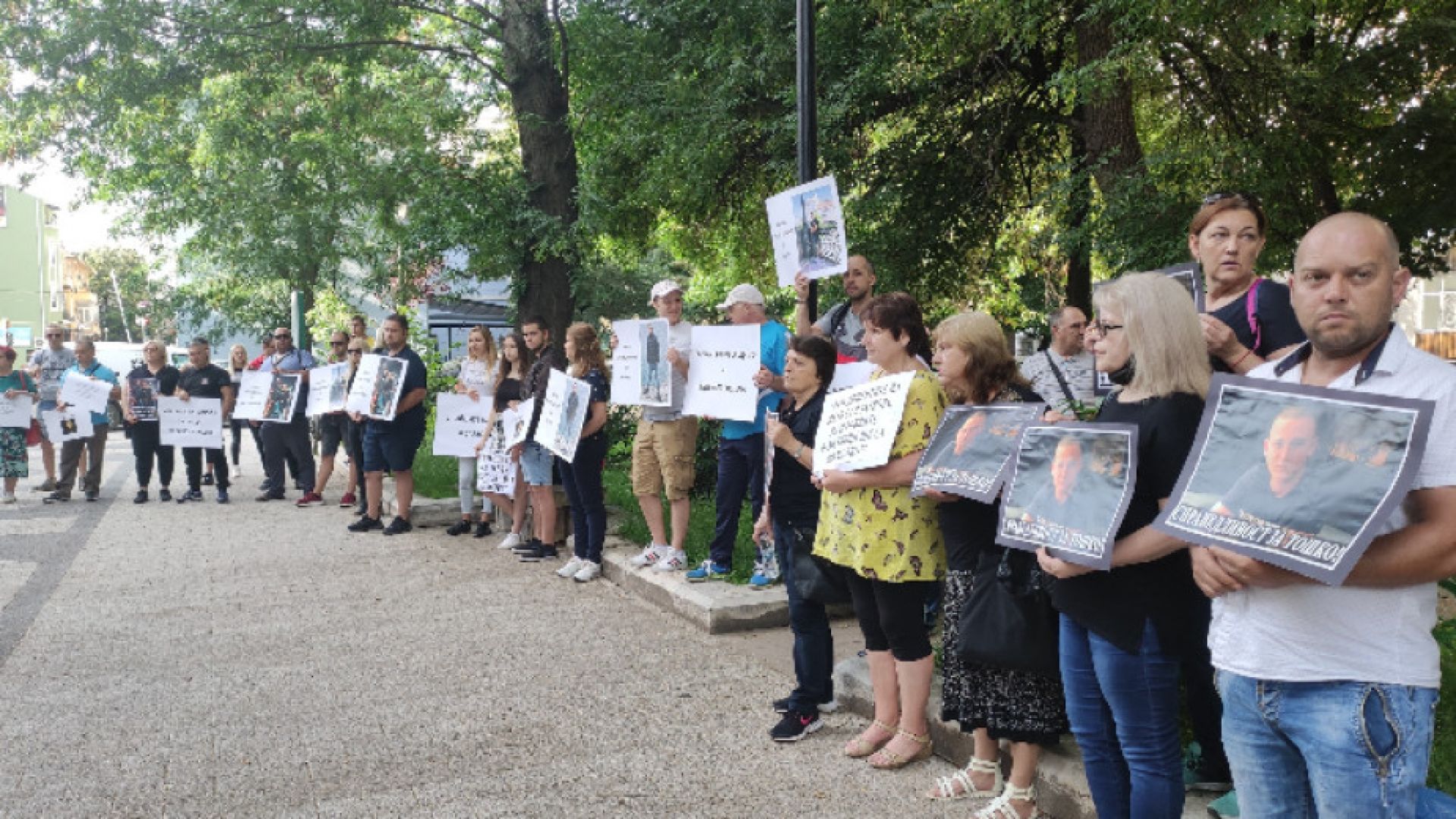 С протест пред съда в Пловдив започна делото за смъртта на две момчета