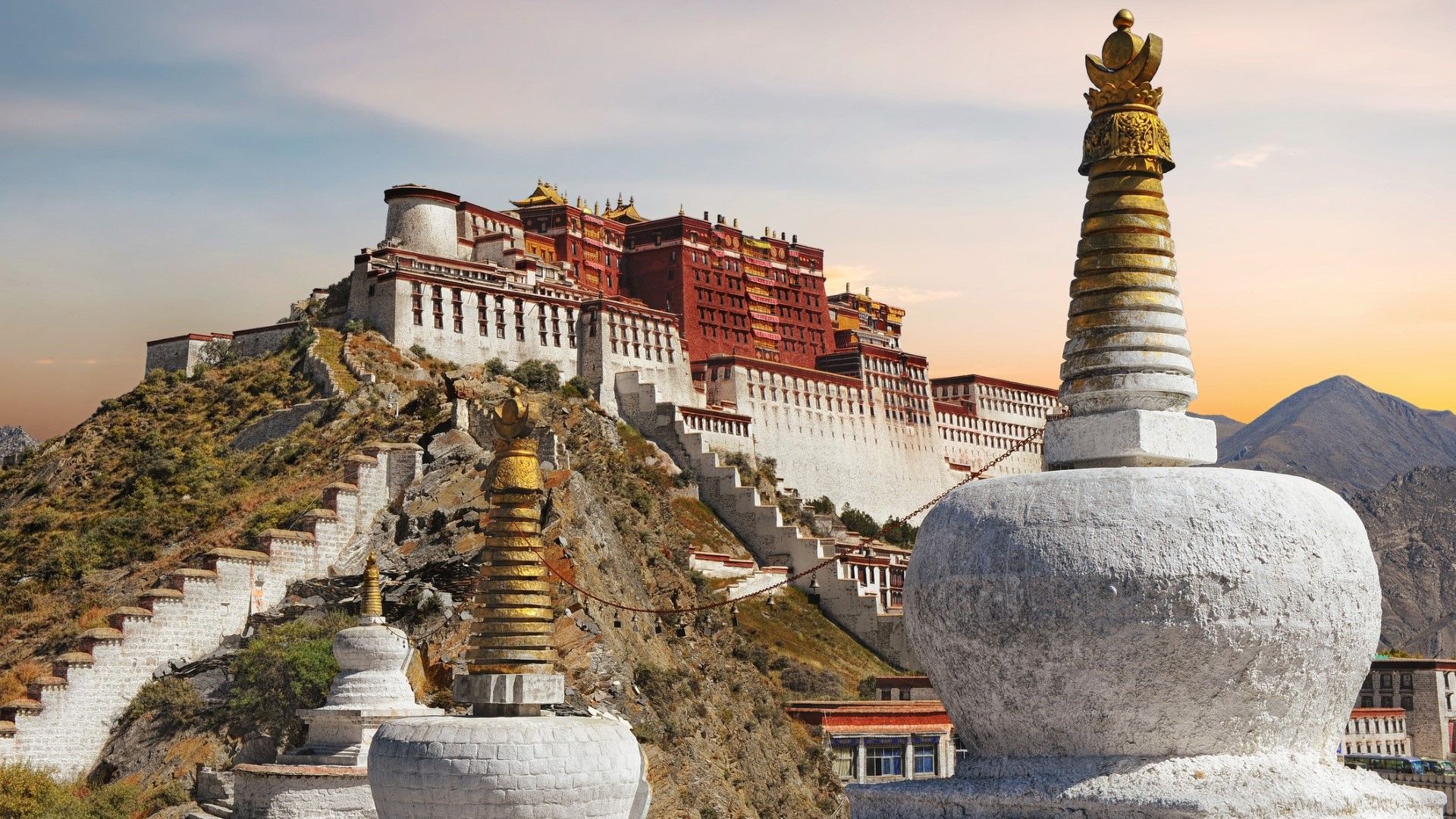 Удивителната история на европейката, която първа открива забранения град на Тибет