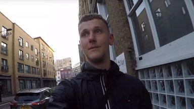 Практикуващият свободно катерене британец Джордж Кинг е бил арестуван и