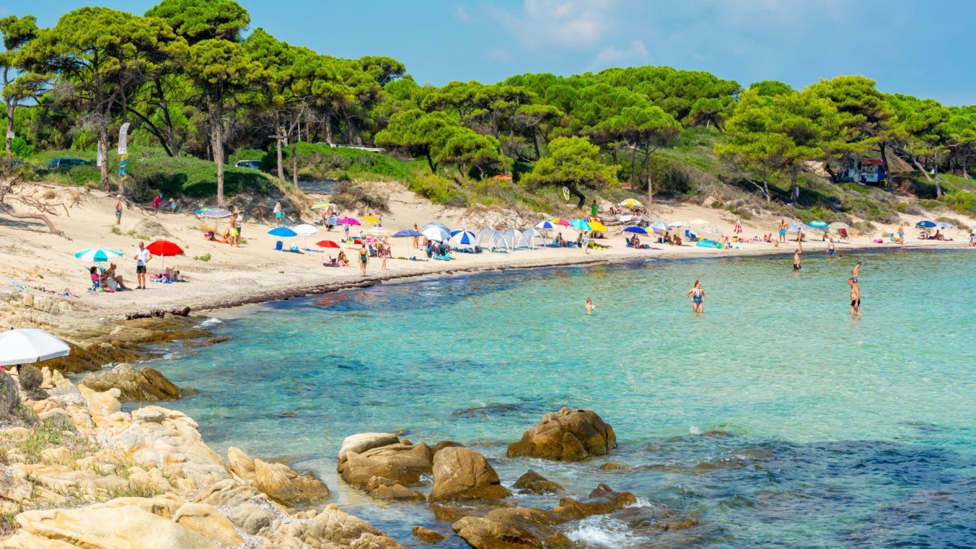 В Гърция арестуват родители, оставили без надзор децата си на плажа