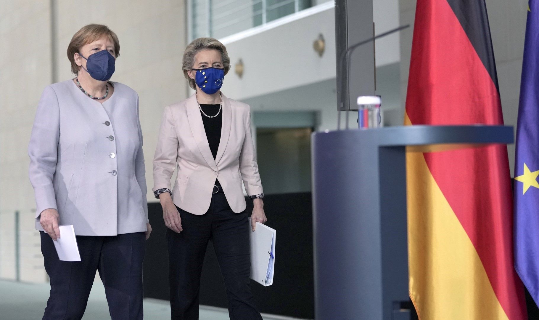 Германският канцлер Ангела Меркел и Урсула фон дер Лайен, председател на Европейската комисия, пристигат за съвместна пресконференция след срещата им в Берлин на 22 юни 2021 г.