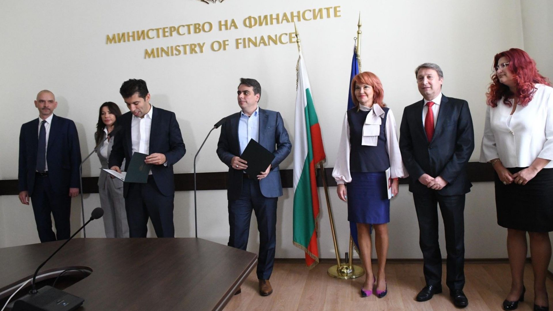 Министрите на финансите и икономиката – Асен Василев и Кирил Петков дават пресконференция за новите мерки, край тях са представители на Фонда на фондовете и на банки-партньори