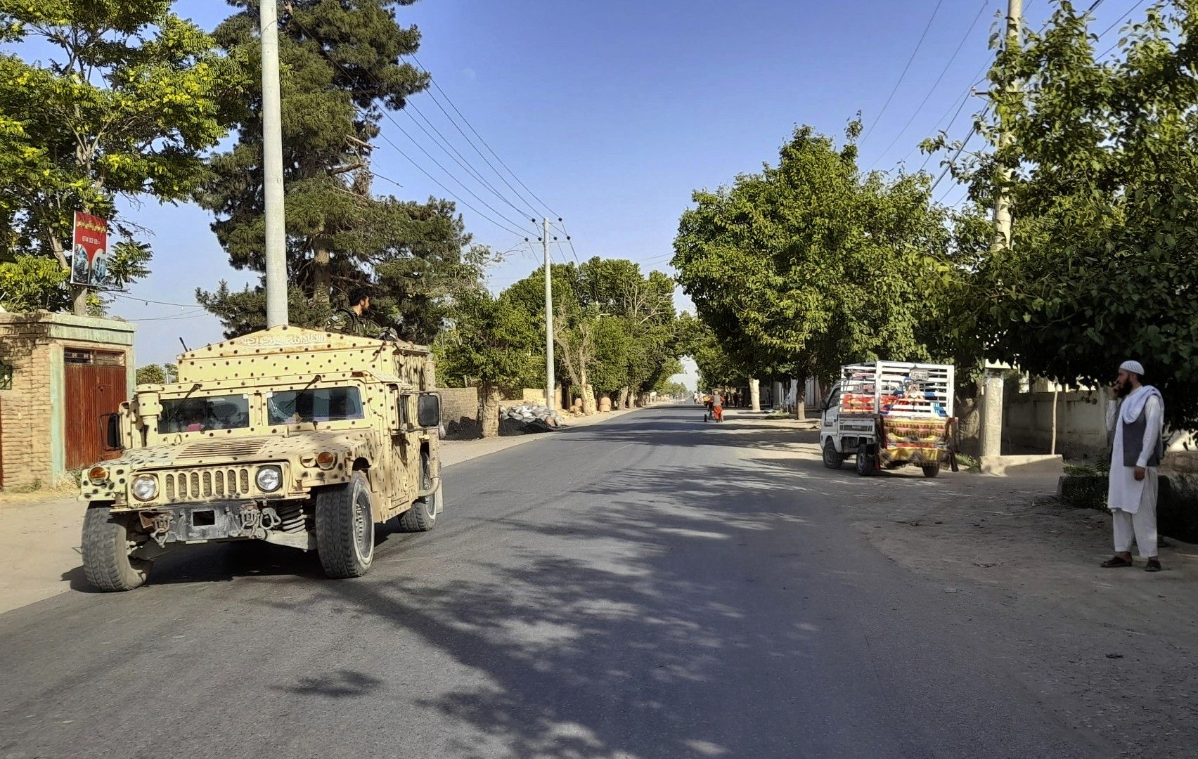 Хъмви на правителствената армия патрулира в Кундуз, Северен Афганистан