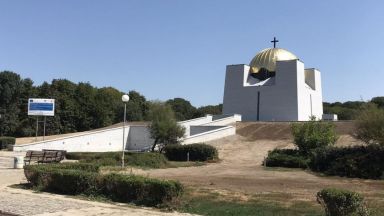 Позлатеният купол на Пантеона на възрожденците в Русе протече след