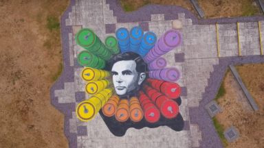 Британският правителствен център за комуникации GCHQ почете математика Алън Тюринг