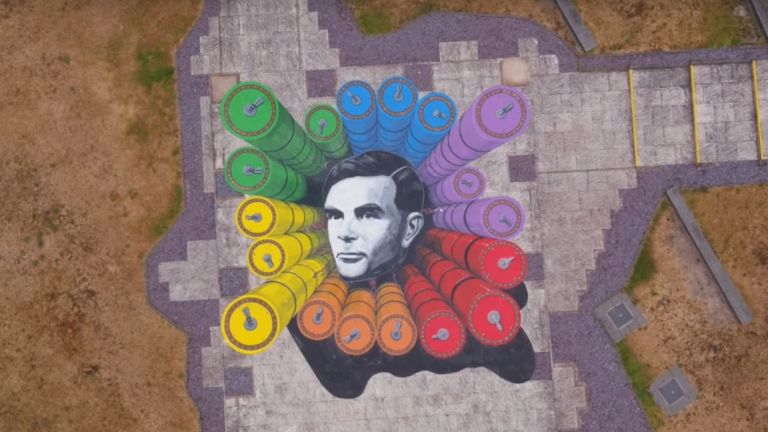 Британският правителствен център за комуникации (GCHQ) почете математика Алън Тюринг