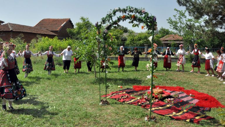 Младите етнографи при Хасковския младежки център и танцьорите на ансамбъл