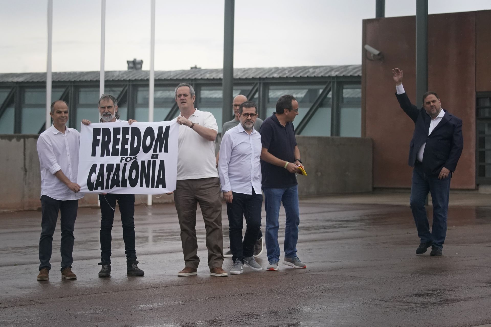 Каталунски лидери, затворени за ролята си в натиска за независима каталунска република през 2017 г., позират пред затвора в Леледонс, след като бяха освободени в Сант Джоан де Виларарада, близо до Барселона