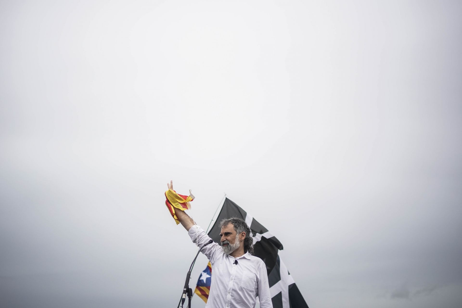 Жорди Куиксарт прави знака за победа, след като напусна затвора на Леледон в Сант Жоан де Виларарада, близо до Барселона