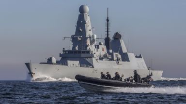 Руски военен кораб е дал предупредителни изстрели към разрушителя на