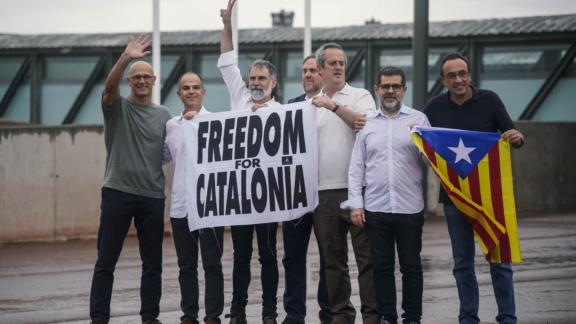 Помилваните каталунски сепаратисти излязоха от затвора (снимки и видео)
