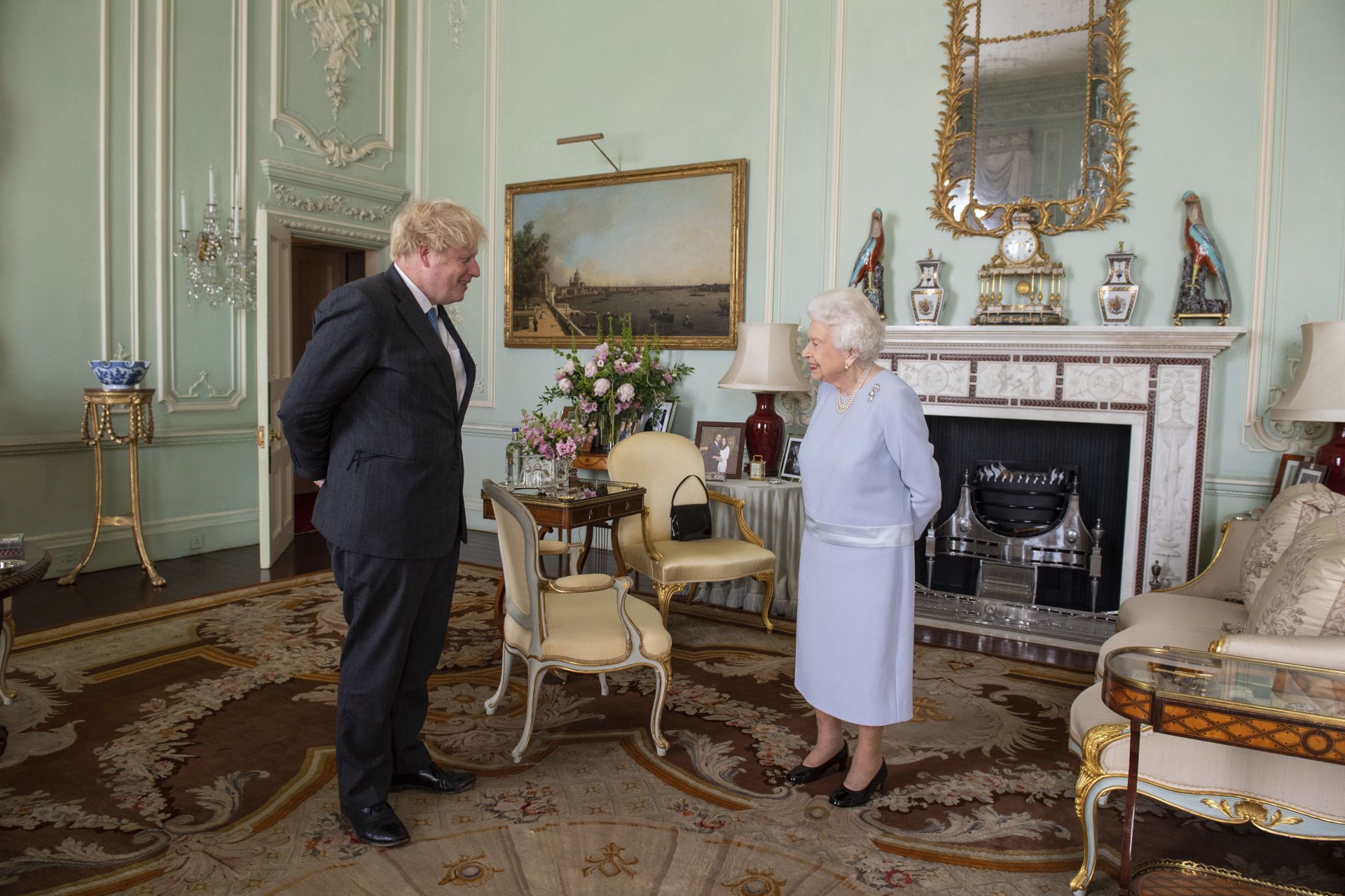Британската кралица Елизабет Втора за първи път от март 2020 г. проведе седмичната си аудиенция с премиера Борис Джонсън присъствено
