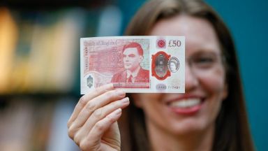 Великобритания пусна нова банкнота от 50 паунда