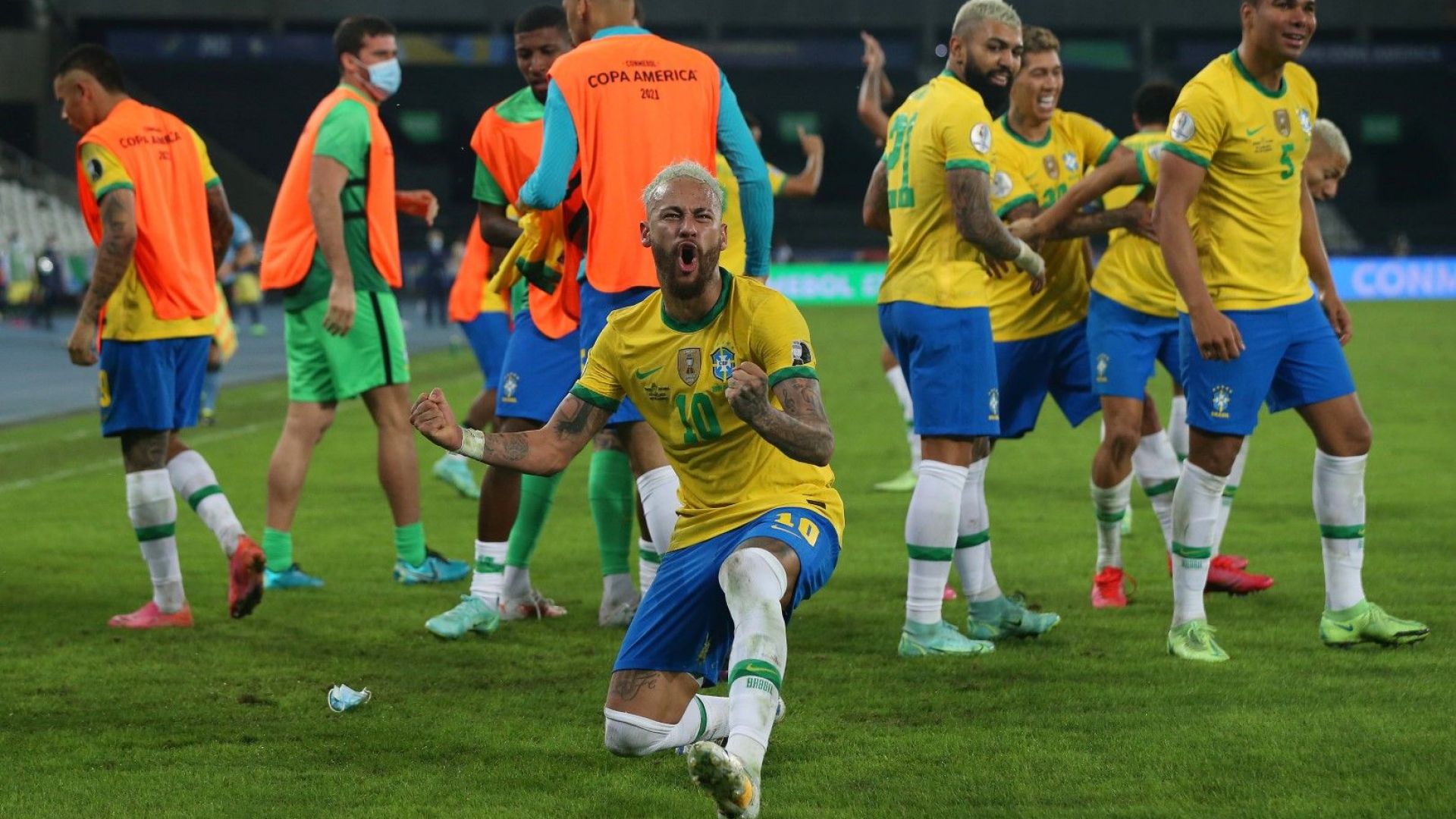 Спорен гол и 10 минути добавено време дойдоха на помощ на Бразилия