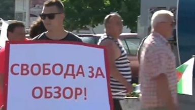 Жителите на Обзор излязоха на протест Те блокираха пътя между