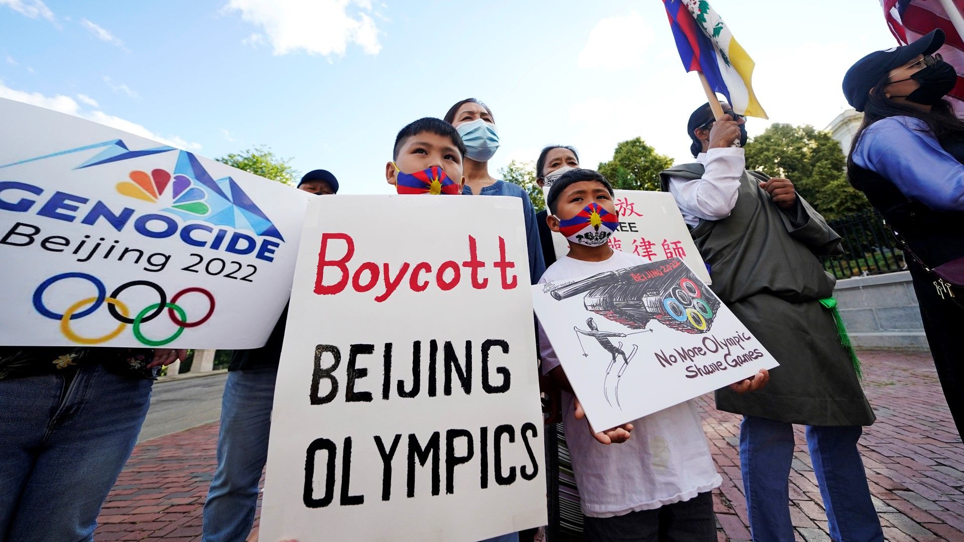 Тибетци и уйгури протестираха пред Олимпийския музей в Лозана срещу организирането на зимните Олимпийски игри в Пекин догодина и призоваха за бойкот