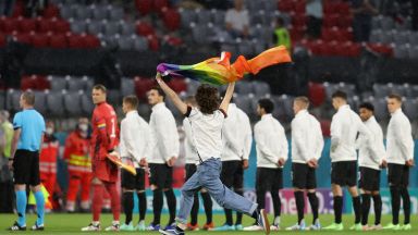 Германия обяви война на УЕФА и развя ЛГБТ знамената