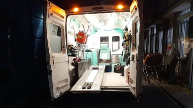 Четирима души пострадаха тази нощ след сблъсък на два автомобила