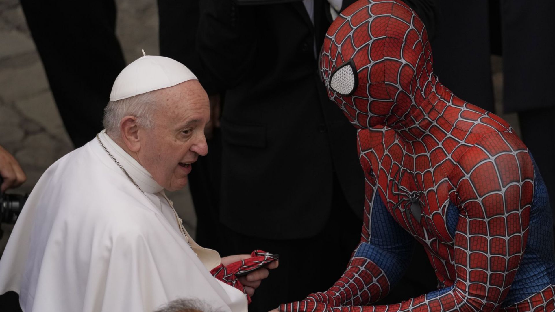 Спайдърмен се срещна с папа Франциск на аудиенция във Ватикана (снимки)