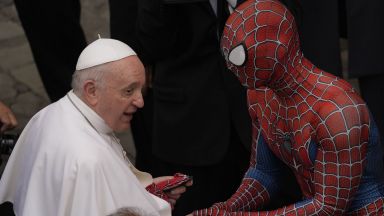 Спайдърмен се появи на традиционната обща аудиенция при папа Франциск