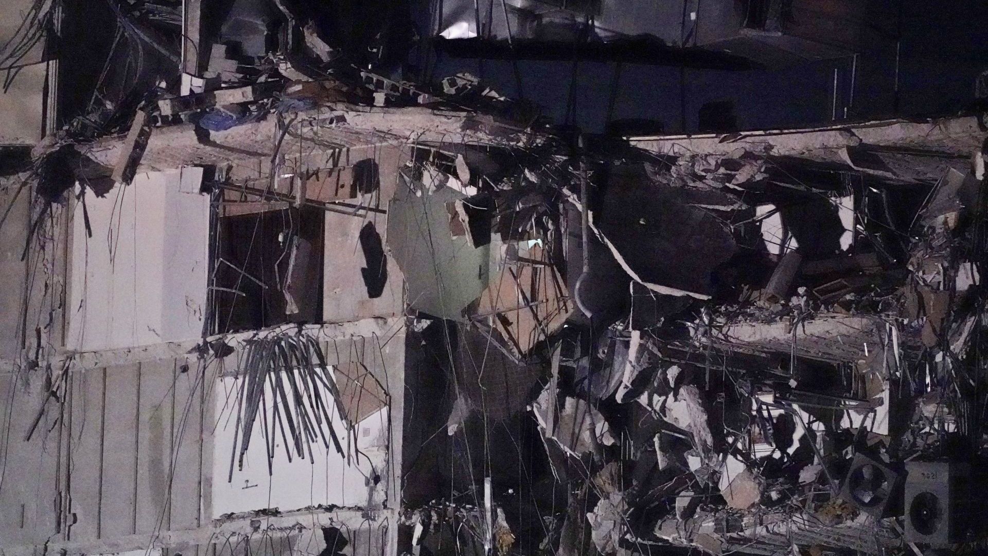 Издирват 99 души след рухването на сграда във Флорида