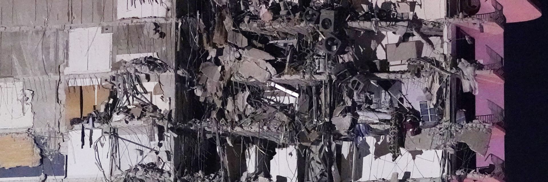 Част от 12-етажна сграда се срути във Флорида, има жертва и ранени (снимки/видео)