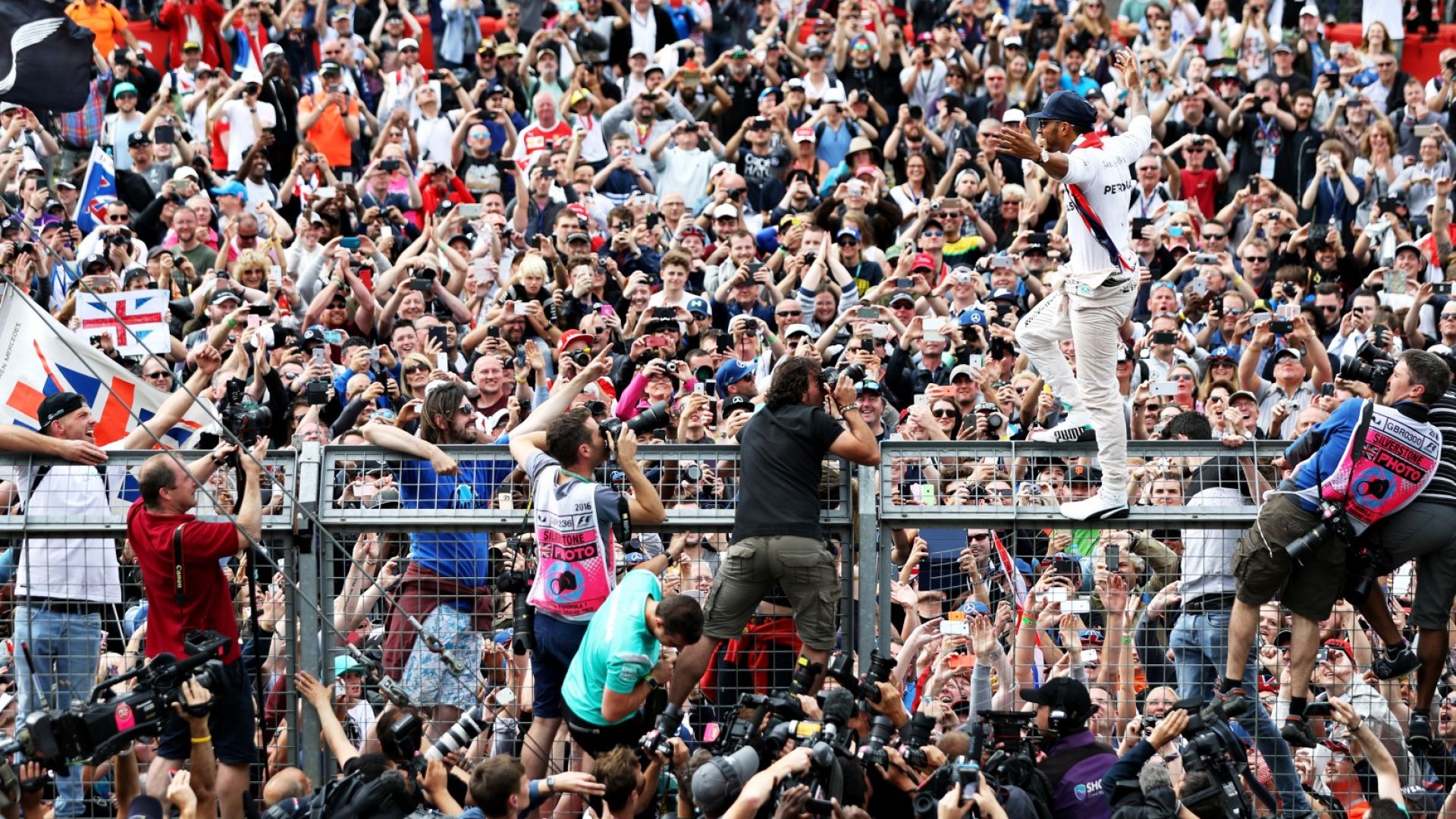 Великобритания пусна 140 000 зрители на "Силвърстоун" за старта от Формула 1