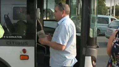 Kадри на мъж който блъска кондукторка и залива шофьора с