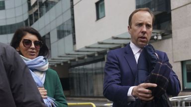 Британският министър на здравеопазването Мак Ханкок след като попадна под