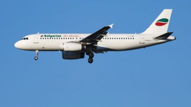 Двигателят на български самолет избухна в Италия, пилотът го приземи 