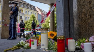 В деня след фаталното нападение с нож в южния германски