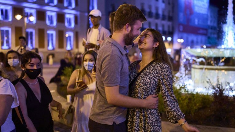 Десетки хора се събраха точно в полунощ на Пуерта дел