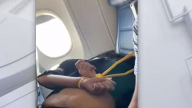 Мъж бе приет снощи в болница след като скочи от