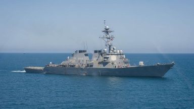 Руският Черноморски флот контролира действията на американския военен кораб Росс