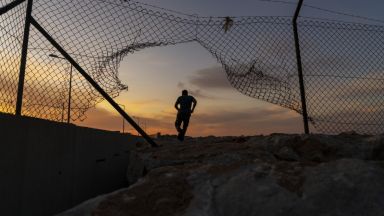 Двама души загинаха и 12 бяха ранени при стрелба разразила