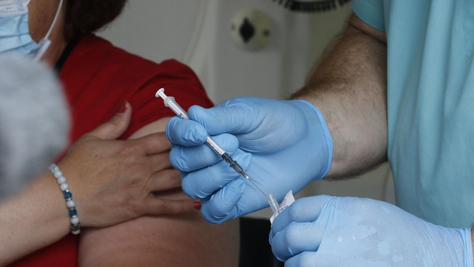 Общо 1276 души си поставиха ваксини в мобилните пунктове в София този уикенд