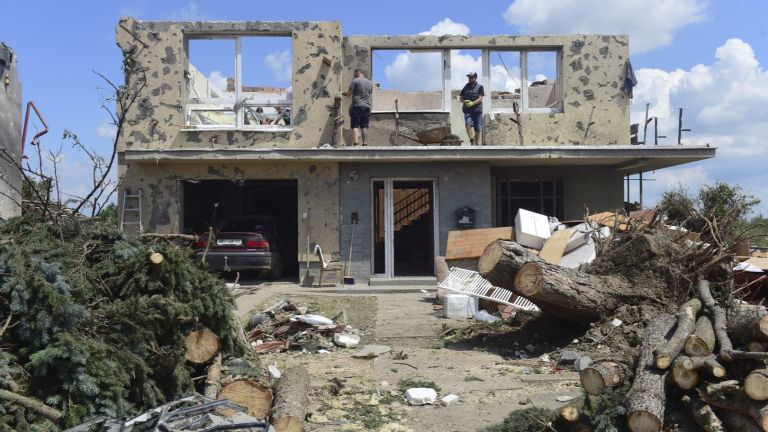 Шест станаха жертвите на торнадото, което удари в четвъртък няколко