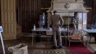 Крайната десница претърпя поражения на регионалните избори във Франция днес