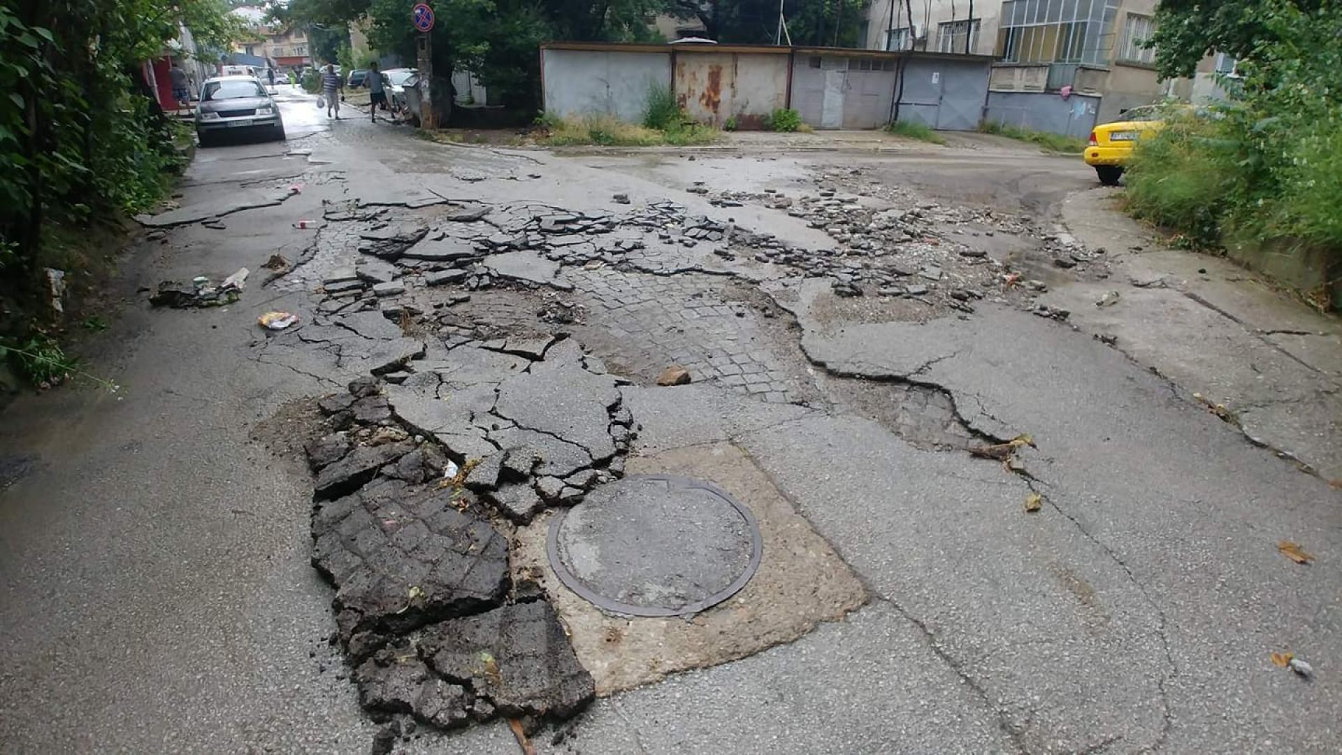 Тежка техника разчиства отнесените след пороя улици в Долна Оряховица 
