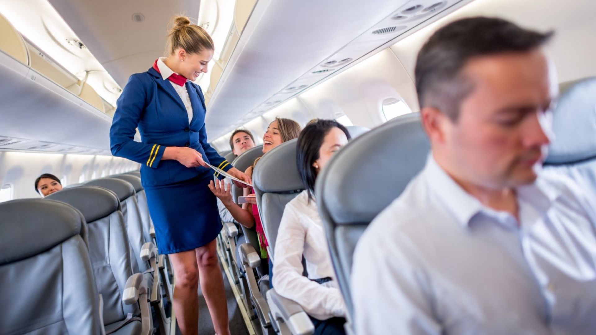 Бивша стюардеса разкрива мръсните тайни на професията си