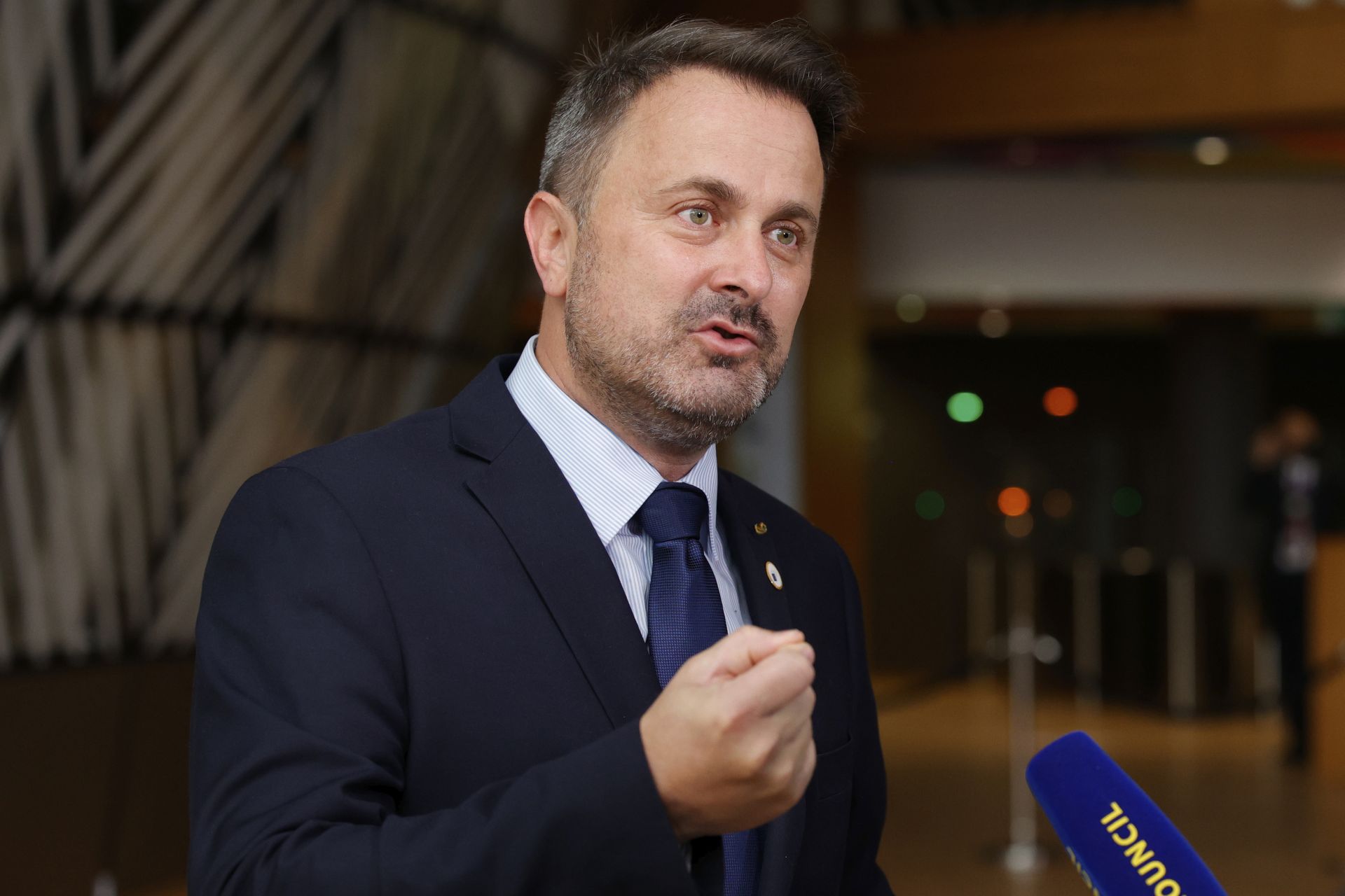  Премиерът на Люксембург беседва с публицисти, когато идва на среща на върха на Европейски Съюз в постройката на Европейския съвет в Брюксел, петък, 25 юни 