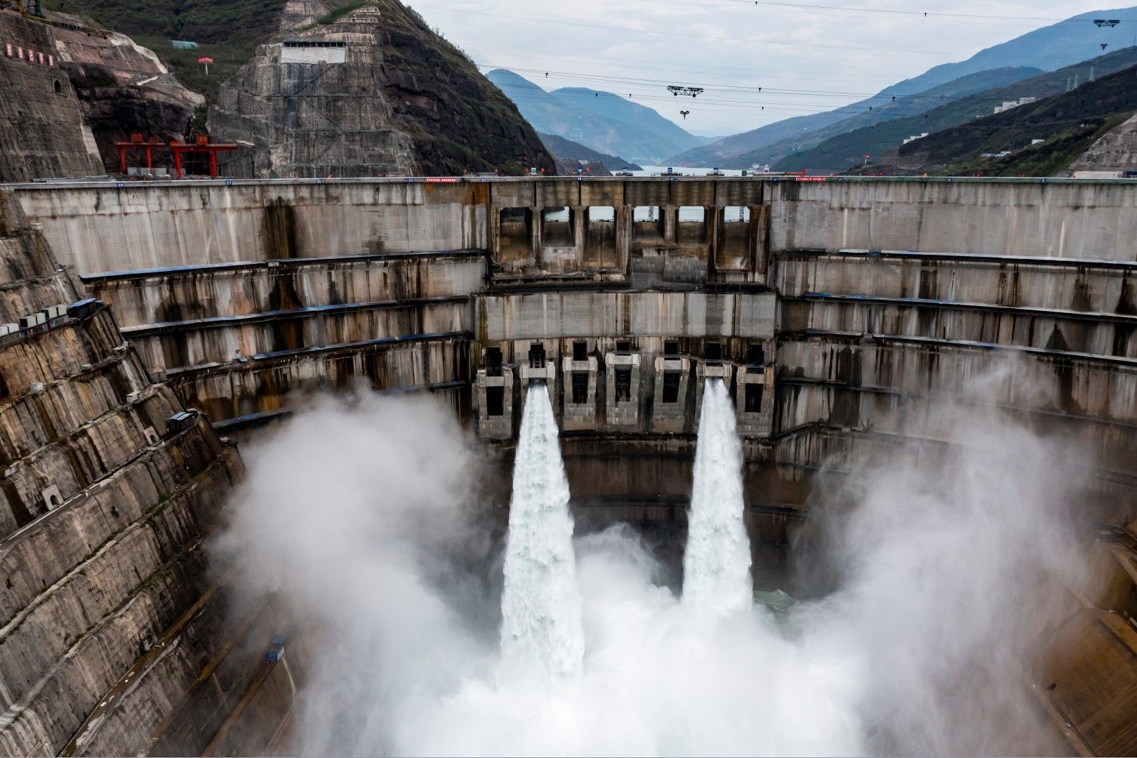 27 юни 2021 г., водата се изпуска от язовира на водноелектрическата централа "Байхътан" в Китай