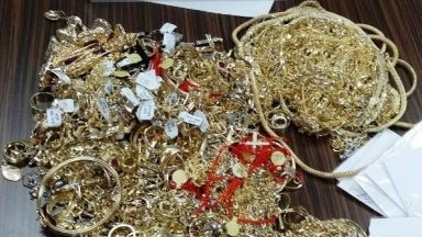 Златни накити на стойност 162 114 лева задържаха митническите служители
