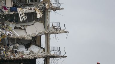 Пет дни след срутването на блок близо до Маями броят