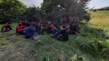 Служител на ловно стопанство намери десетки мигранти в планината над