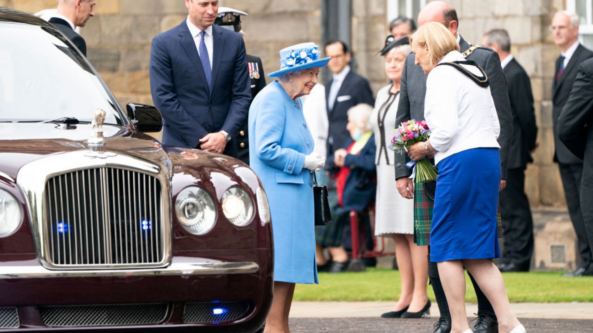 Кралица Елизабет ІІ беше заснета да шофира в имението си