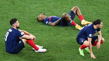 Във Франция съсипаха отбора: Кошмарен Мбапе и безпомощен Дешан