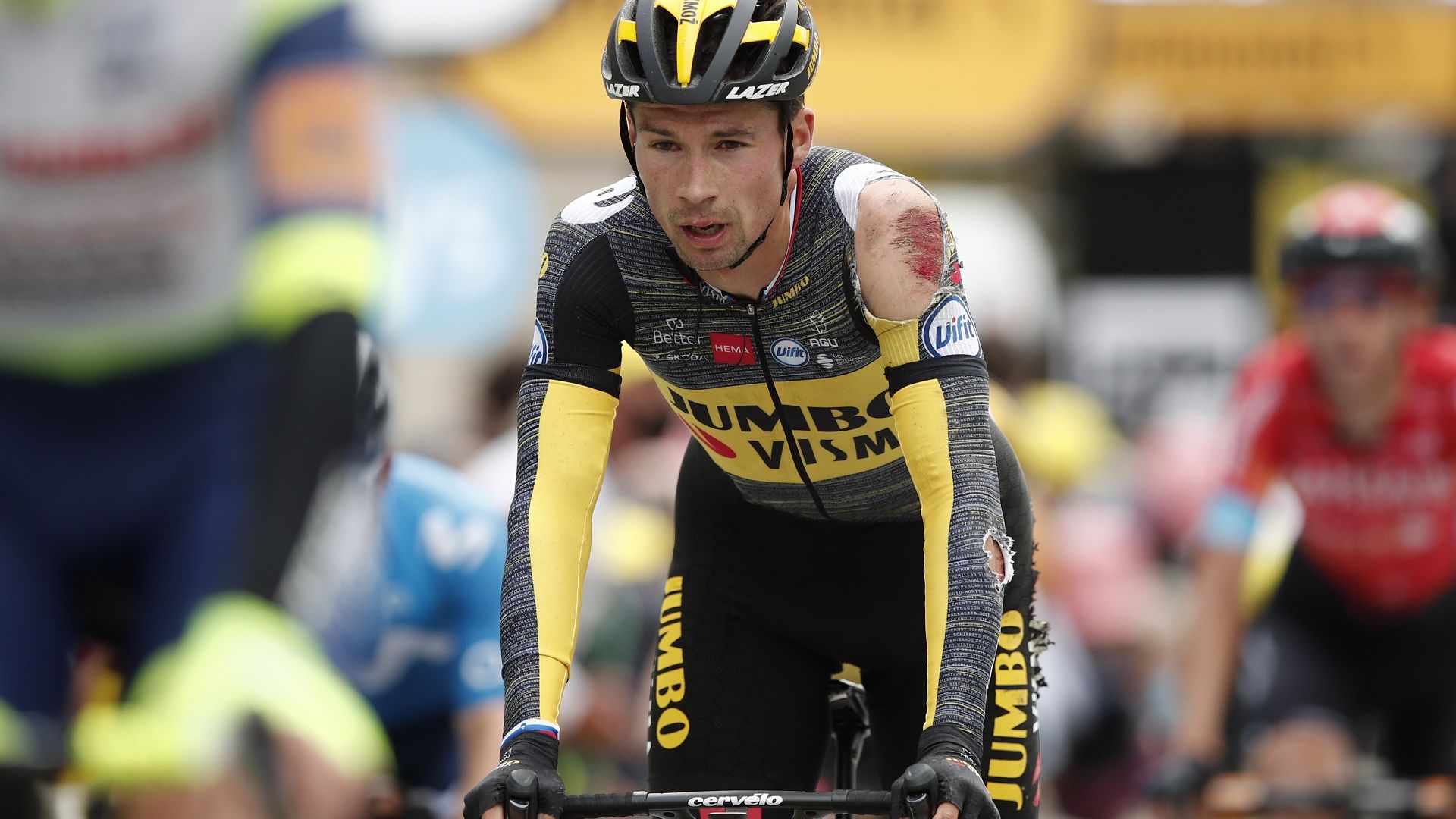 Паданията не спряха двама от фаворитите на "Тур дьо Франс", поне засега